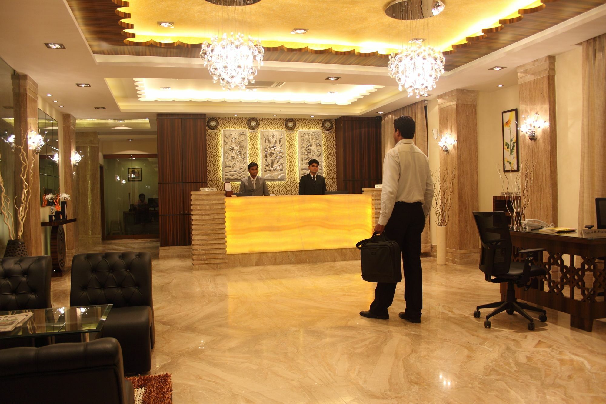 Hotel Pristine Residency Ahmedabad Exterior photo